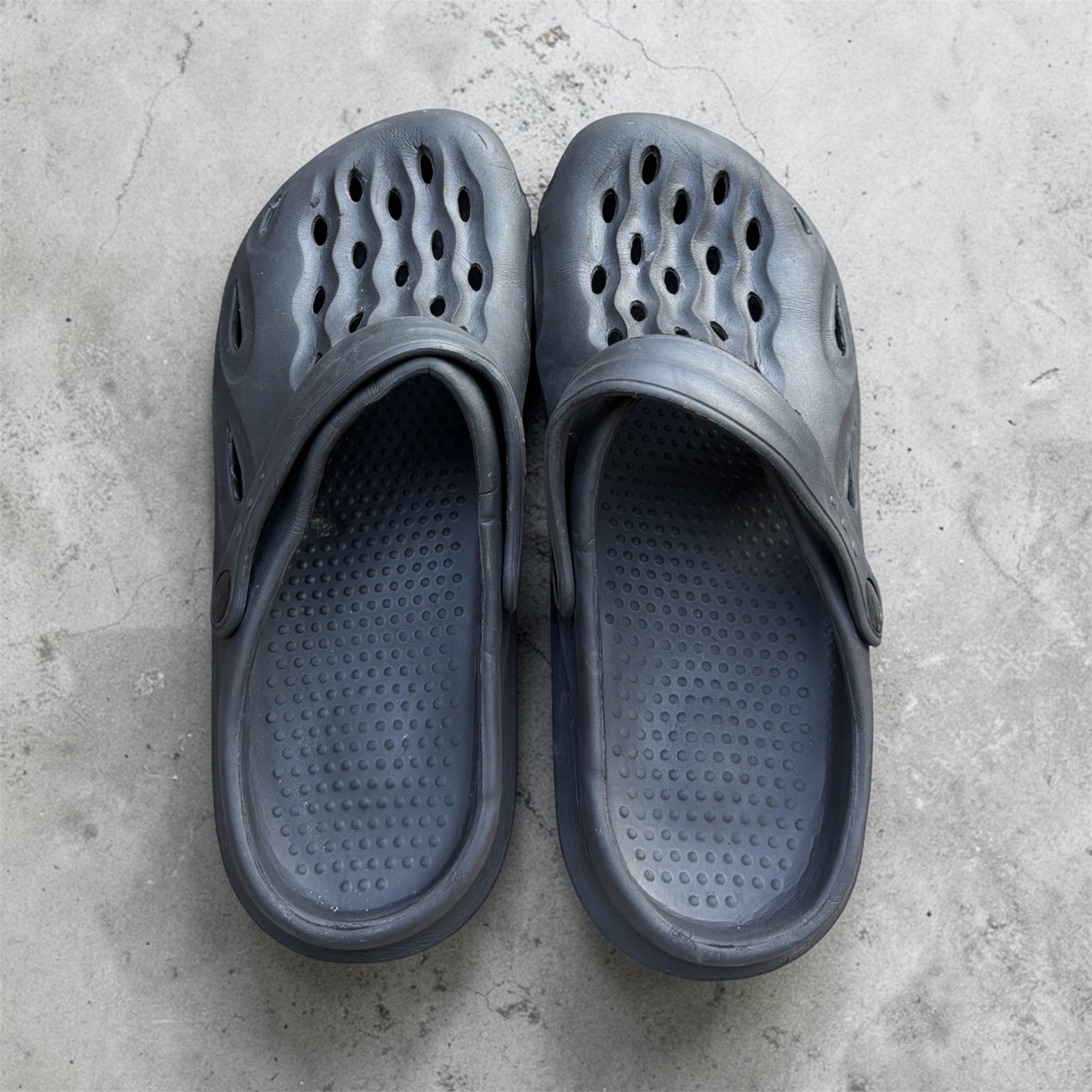 Charcoal Grey Molded Clogs | Sculpted Wave Vent Design | Comfortable Slip-On Foam Footwear
